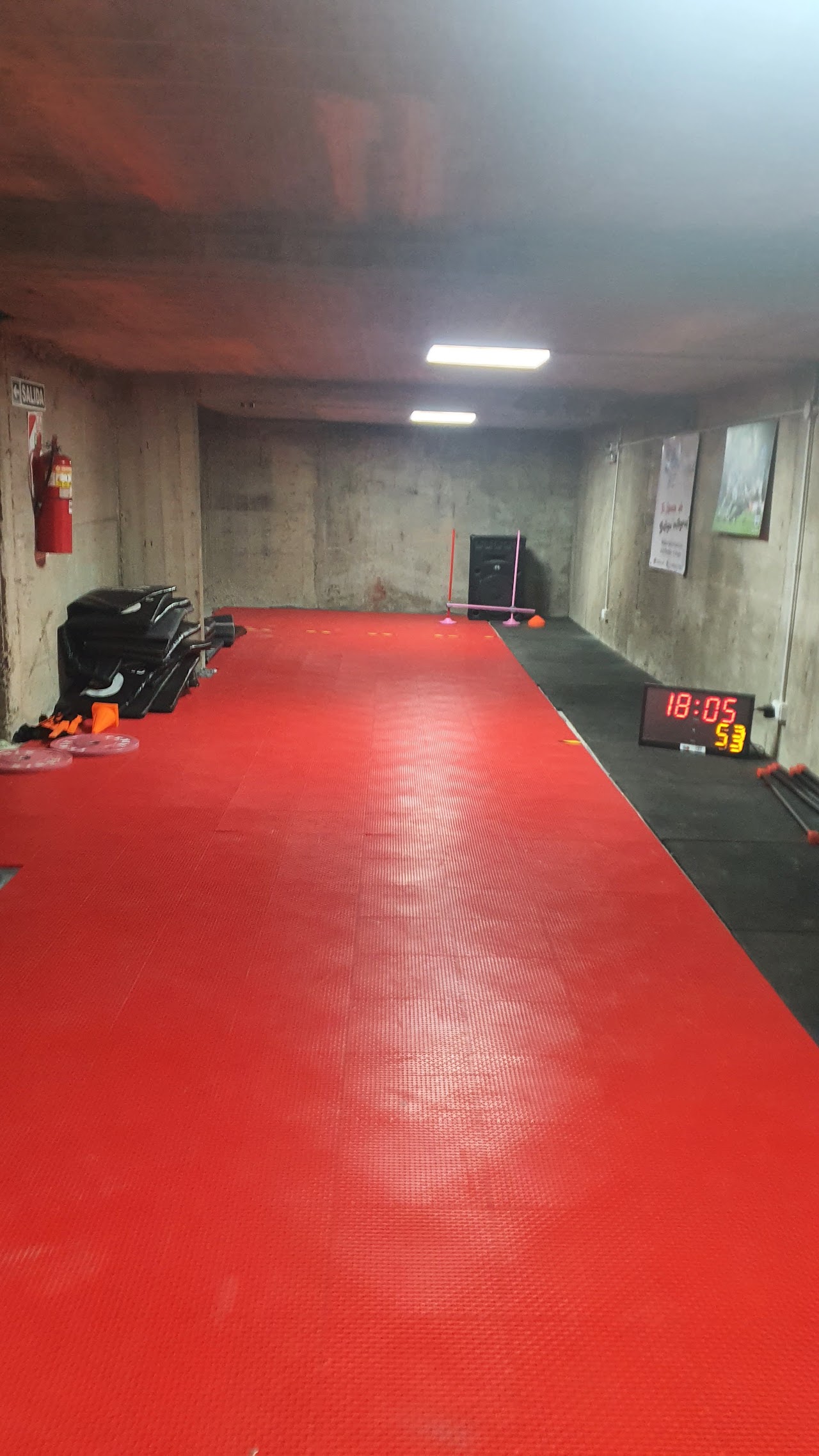 Atletas entrenando levantamiento y kettlebells
